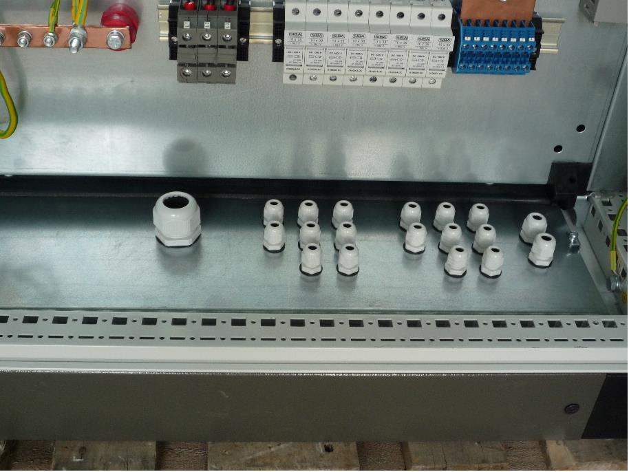 2.5. Pripájanie meničov na sieť Meniče typového radu FOTO CONTROL 3f 400 majú riadené nabíjanie výkonových kondenzátorov, preto pri pripojení na sieť vstupné prúdy nepresiahnu nominálne hodnoty. 2.6.