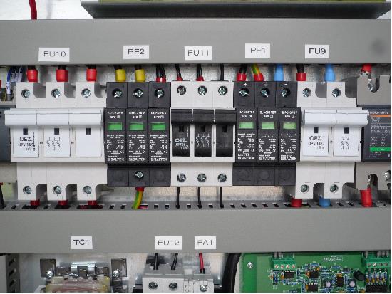 Výstup meniča frekvencie FOTO CONTROL 3f 400/33 nie je nutné zvlášť istiť istenie sa zabezpečuje vnútri menič frekvencie V meničoch FOTO CONTROL 3f 400 sú priamo vnútri skrinky vstavané rýchle