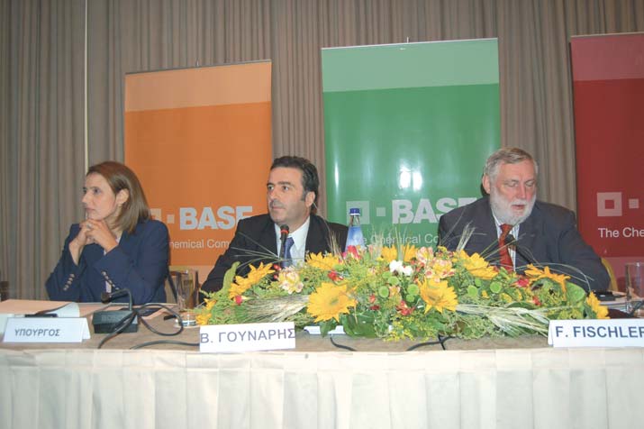 ΔΙΜΗΝΗ ΕΝΗΜΕΡΩΤΙΚΗ ΕΚΔΟΣΗ / O κόσμος της BASF Editorial Βασίλης Γούναρης, Διευθύνων Σύμβουλος BASF Ελλάς ΑΒΕΕ Η Ελληνική οικονομία βρίσκεται αντιμέτωπη με μια βαθιά κρίση.