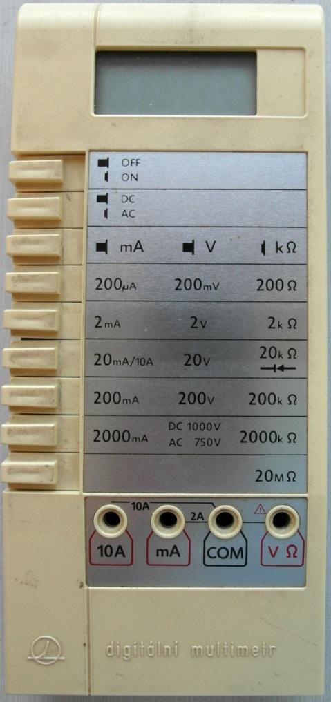 Digitálne meracie prístroje Výchylka ručičky analógových meracích prístrojov sa zo stupnice odčítava v číselných hodnotách, prevod analógového údaju však vykonáva pozorovateľ.