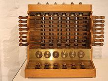 (Βίλχελμ Σίκαρντ). Ο Schickard κατασκεύασε το 1623, εμπνευσμένος από τα «κόκκαλα του Napier», τη μηχανή που ονόμασε «ρολόι που υπολογίζει».