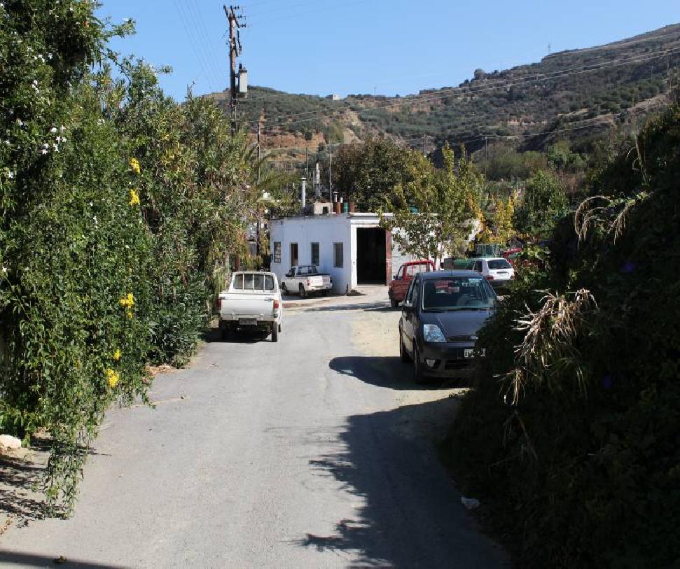 Τα οπλισμένα υποστυλώματα και δοκάρια από σκυρόδεμα, έχουν τις ελάχιστες διαστάσεις που απαιτούνταν για να εναρμονιστούν με τον τότε αντισεισμικό κανονισμό, οι δε συμπαγείς πλάκες οροφής ισογείου