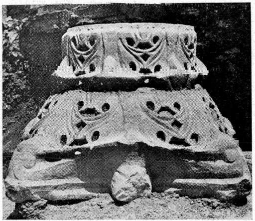Πίν, 6 a. Κορινθιακό κιονόκρανο ΑΓ 24 (άρ. κατ. 11) β. Κορινθιακό κιονόκρανο ΑΓ 23 (άρ. κατ. 12) γ.