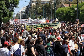 Στις επιχειρησιακές συµβάσεις, πάλι πρέπει ν ανοίξουν τα βιβλία µπροστά στους εργαζόµενους και να εξηγήσουν οι καπιταλιστές µε ποιον τρόπο λογαριάζουν να γίνουν «ανταγωνιστικοί» και να πουλάνε 10%