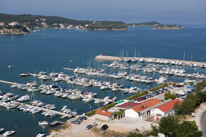 1. PODACI O ZAHVATU I OPIS OBILJEŽJA ZAHVATA 1.1. Opis glavnih obilježja zahvata ACI marina Supetarska Draga izgrađena je 1984. godine temeljem građevinske dozvole broj: UP/I-04/3-1314/1-1983 od 12.