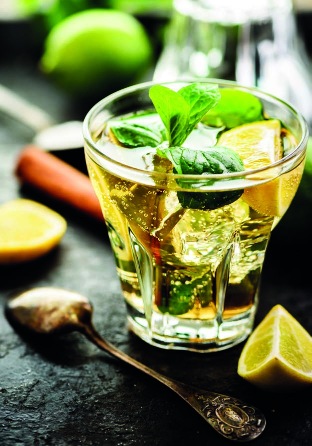 Mocktails & Soft Drinks ΔΩΡΕΑΝ Φυσικό μεταλλικό νερό ή ανθρακούχο, σόδα ή τόνικ, αρωματισμένα ή μη, αναμιγνύονται με φρέσκα φρούτα και χυμούς και δημιουργούν ποτά με ιδιαίτερη γεύση και άρωμα που