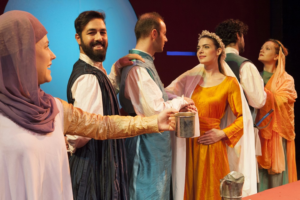 Η Ξένια Καλογεροπούλου, επισκέφτηκε τη Θεσσαλονίκη για να παρακολουθήσει την παράσταση «Το Σκλαβί», βασισμένη στο βιβλίο της, στο θέατρο Αριστοτέλειον.