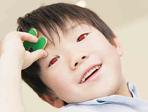 Μείωση κόκκινων ματιών Το φλας ανάβει στροβοσκοπικά δύο ή περισσότερες φορές πριν από τη λήψη για τη μείωση του φαινόμενου των κόκκινων ματιών με τη χρήση του φλας.