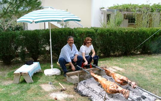 Και το γύρισµα µε τα γνωστά άσµατα (Χριστός ανέστη εκ νεκρών κλπ) ξεκινά.. Για τα αρνάκια είναι λίγο αργά για ανάσταση βέβαια.