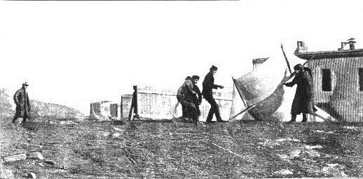 Marconi memerhatikan para sekutunya menaikkan layang antena di St.John s, Disember,1901.