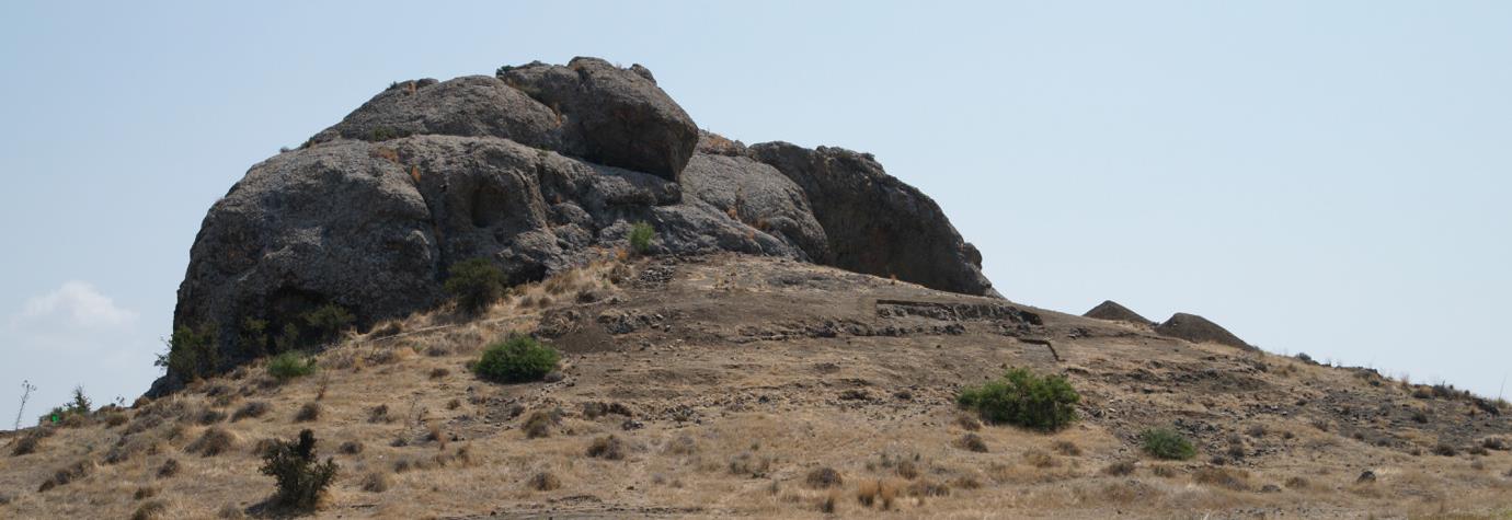 Στην αρχαιολογία, η υπερφασματική απεικόνιση χρησιμοποιείται συνήθως για την ανίχνευση υπόγειων εγκαταστάσεων, αλλά σε κάποιες περιπτώσεις μπορεί να χρησιμοποιηθεί για να προσδιορίσει μεμονωμένα