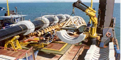 Εικόνα 5.7. Ο υποθαλάσσιος αγωγός από HDPE (μήκος 900 m, διάμετρος 60 cm) της Καβάλας στο στάδιο πόντισης. Εικόνα 5.8. Υποθαλάσσιος αγωγός από HDPE (PIPELIFE) στο Fylde Sea της Αγγλίας (U.K.). Έτος κατασκευής 1995.