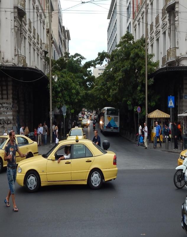 Η οδός Αθηνάς σχηματίζει οδική χαράδρα με κατεύθυνση βορά-νότο και έχει λόγο ύψους/πλάτους 0,9.