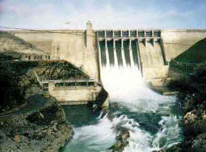 Preljev sa odskokom na lučnoj brani (ski-jump) Betonske brane najčešće imaju preljev preko tijela brane, dok se kod nasutih može dio