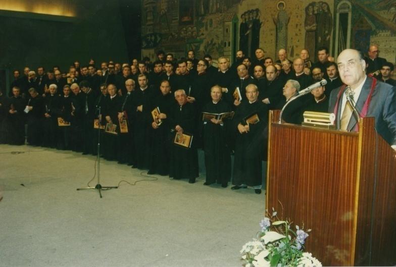 Πίνακας 9. Το έτος 1980 ο Χαρίλαος Ταλιαδώρος τιμήθηκε από τον Οικουμενικό Πατριάρχη κυρό Δημήτριο με το οφφίκιο του Άρχοντος Πρωτοψάλτου της Αγιωτάτης Αρχιεπισκοπής Κωνσταντινουπόλεως.