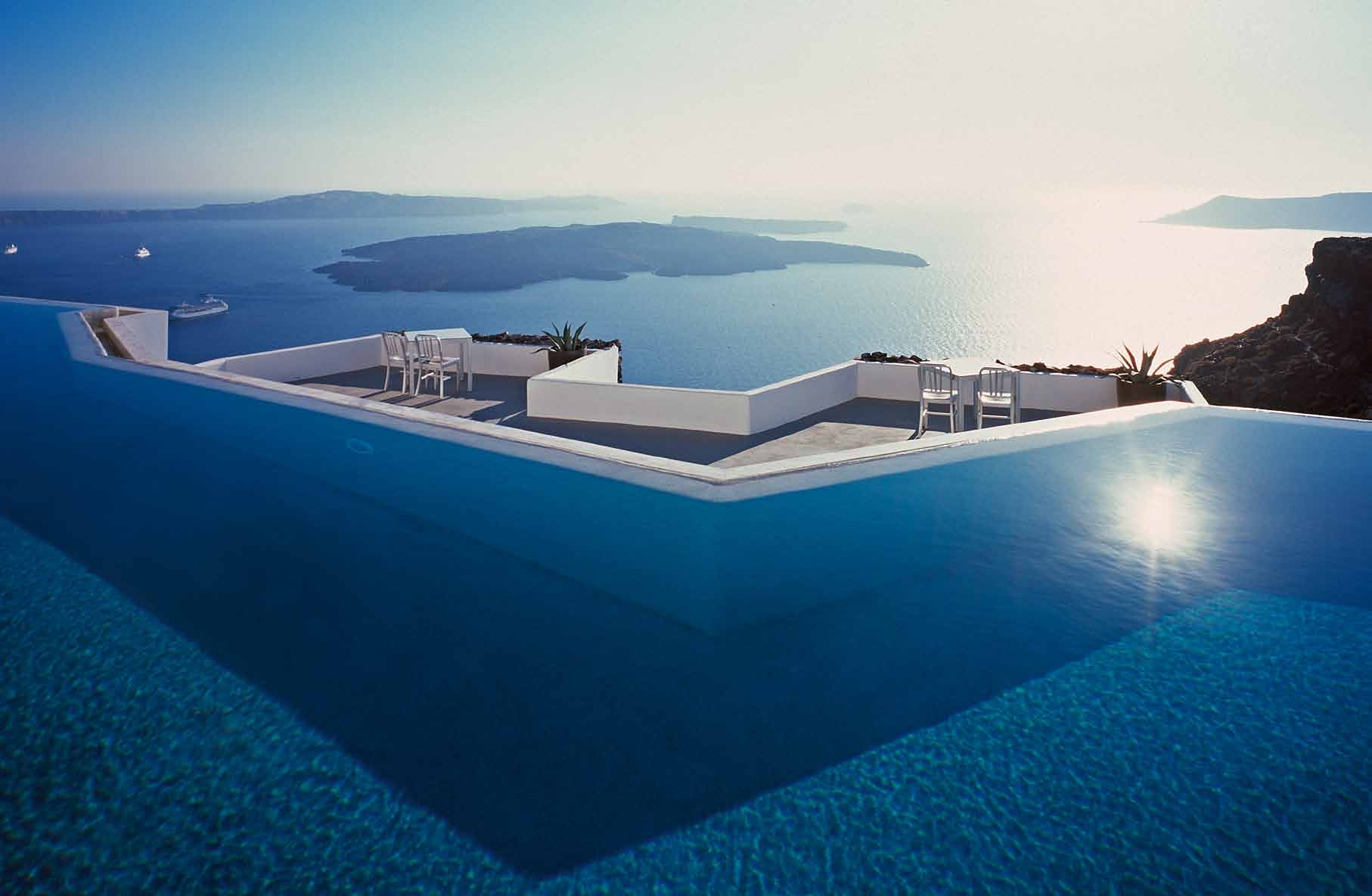 4 Grace Santorini Hotel & Villa θέα της καλντέρας ανοίγεται αμφιθεατρικά μπροστά σου.