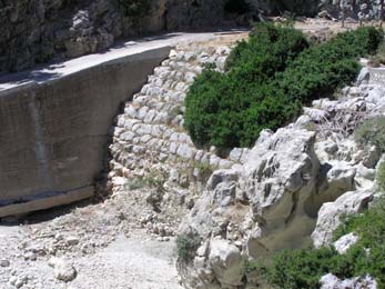 Το φράγµα κατασκευάστηκε κατά την κλασική περίοδο για να προστατεύει την κατάντη πεδιάδα από πληµµύρες κα φερτά. ιατηρείται σε άριστη κατάσταση µέχρι σήµερα.