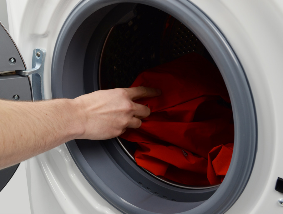 Ρουχισμός/ Οδηγίες Χρήσης Πλύσιμο στο χέρι Ρίξτε το προϊόν σε νερό και στη συνέχεια προσθέστε το ρούχο που πρόκειται να καθαριστεί. Αναδέψτε το ρούχο για λίγο και στη συνέχεια αφήστε το να μουλιάσει.