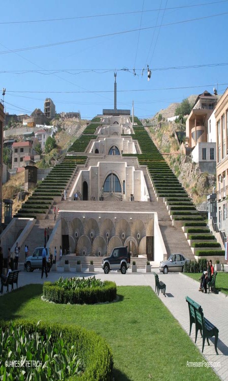 Σεύτος 12ο 16-21/10/2011 σελ. 3 υνέδπιο αποδήμων απμένιων επιχειπημαηιών.