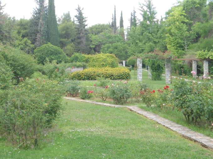 3β. Ανθώνας Ο ανθώνας αποτελεί αναμφισβήτητα το ωραιότερο τομέα του κήπου. Εκτείνεται στην αριστερή πλευρά της εισόδου και περιλαμβάνει 15 μεγάλα παρτέρια και 25 λίμνες.