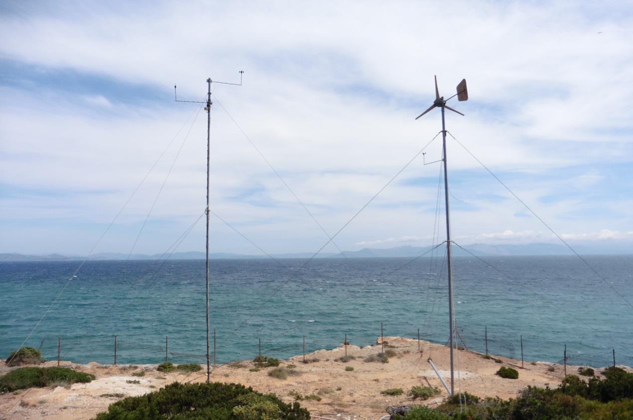 Το ανεμόμετρο και ο ανεμοδείκτης ήταν τοποθετημένα σε ύψος 12 m και 11 m αντίστοιχα, σε μετεωρολογικό ιστό ο οποίος βρισκόταν σε απόσταση 9 m από το σωλήνα στήριξης της γεννήτριας.