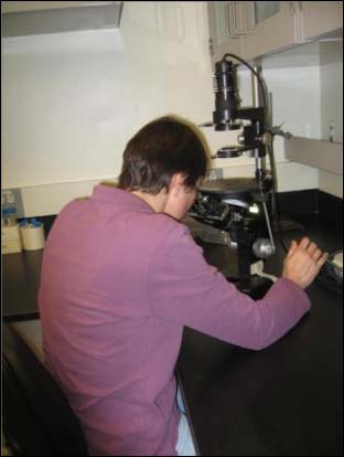 Εργασία με μικροσκόπιο: Εργονομικοί παράγοντες Εργασία ακριβείας (πίεση στον αυχένα) Το πάνω μέρος του σώματος είναι λυγισμένο προς τα εμπρός Το χέρι