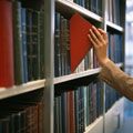 5. Οι Υπηρεσίες της Βιβλιοθήκης Αναζήτηση σε Πληροφοριακές Πηγές Η Βιβλιοθήκη προσφέρει πληροφοριακά υλικά σε διάφορες