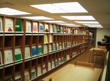 4. Η Συλλογή της Βιβλιοθήκης Τι περιλαμβάνει 52.000 τίτλους βιβλίων σε 85.000 αντίτυπα, 12.500 ηλεκτρονικά βιβλία και 12.000 κείμενα ελληνικής γραμματείας Πρόσβαση σε 23.000 τίτλους (συνδρομές σε 18.
