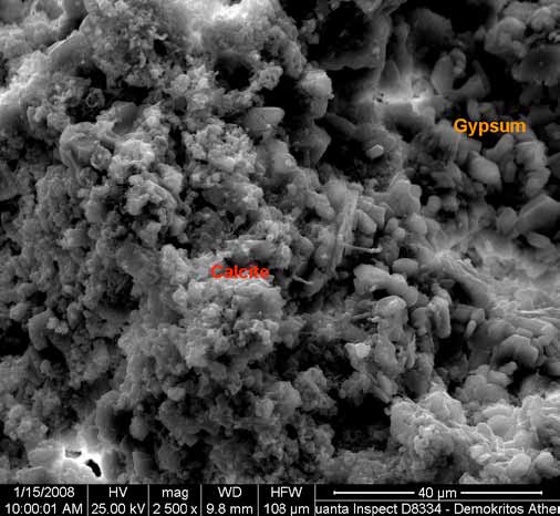 Εικ. 7 Δείγμα κονιάματος της καμάρας στο ηλεκτρονικό μικροσκόπιο σάρωσης (SEM). Μεγέθυνση x 2500.