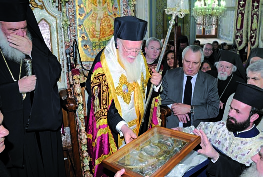 20 Ο Σεβασμιώτατος Μητροπολίτης μας κ. Χρυσόστομος, προσφέρει αναμνηστικό δώρο στον Παναγιώτατο, μία ασημένια επίχρυση εικόνα του Αρχαγγέλου Μιχαήλ, αντίγραφο της ανάγλυφης εικόνας του Ταξιάρχη.