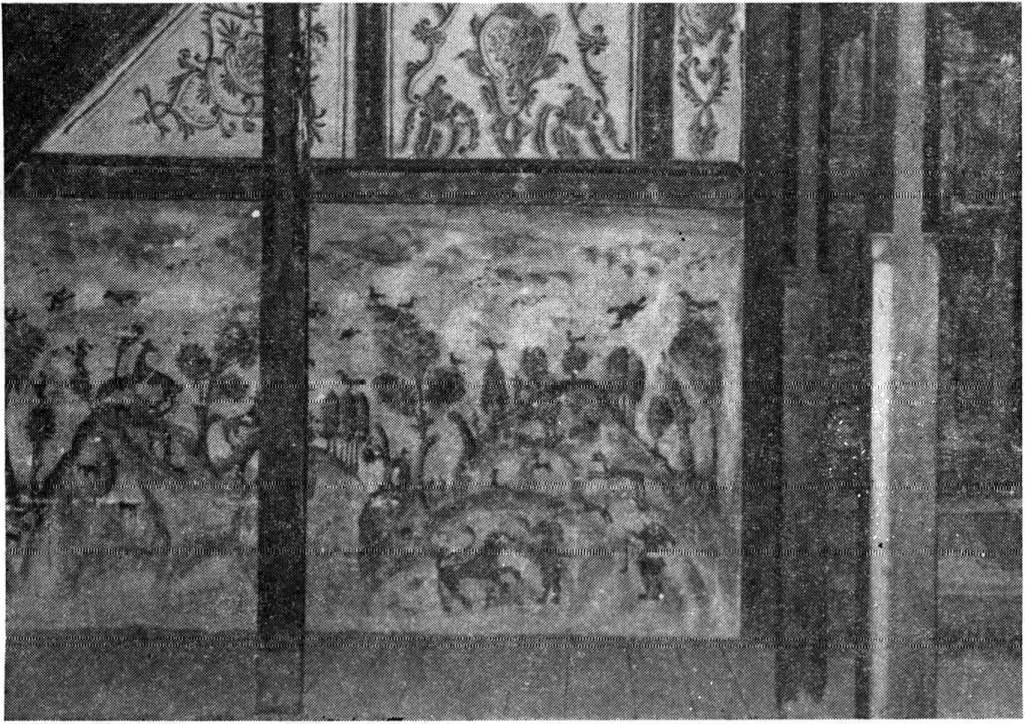 Με αφορμή μια τοιχογραφία στο αρχοντικό Μανούση 189 (1,08 μ. X 1,05 μ.) που περιέχει φυτικά διακοσμητικά σχέδια πάνω σε άσπρο φόντο (εικ. 2).
