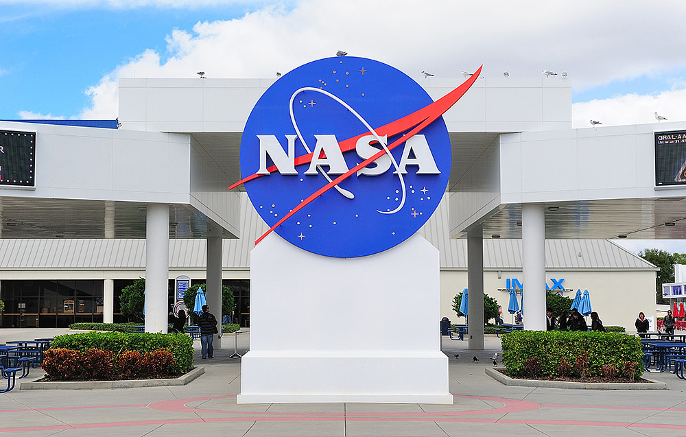 KENNEDY SPACE CENTER Θα θέλατε να δείτε τις εγκαταστάσεις της NASA, περιπέτεια μέσα στο χώρο σε 3D ταινίες ή να γευματίσει με έναν αστροναύτη; Η αντίστροφη μέτρηση έχει αρχίσει.