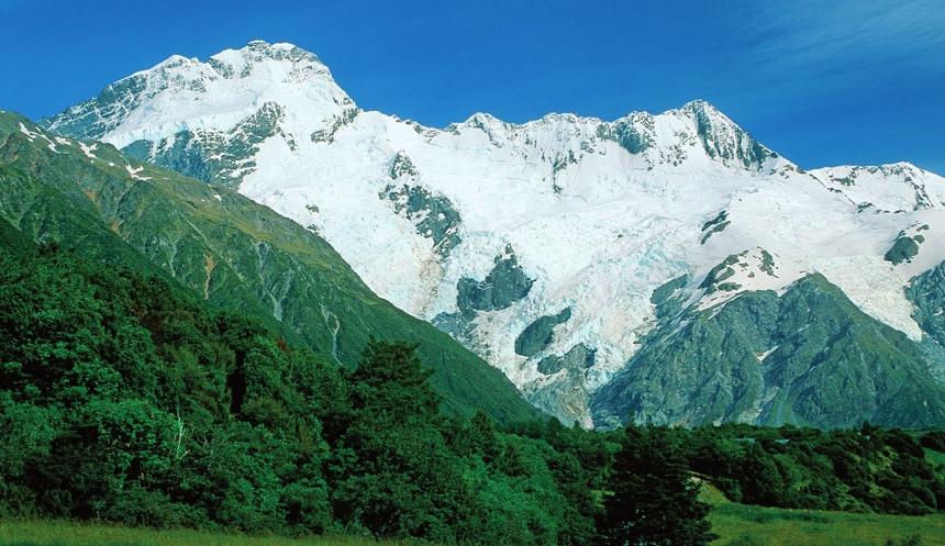 Αποτελείται από τις νεότερες οροσειρές της Ευρώπης, που έχουν όλες την ίδια γεωλογική ηλικία (Καινοζωικός Αιώνας).