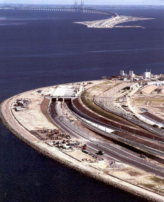 Case study: Øresund Link Strait crossing The Øresund link connects Copenhagen on Zealand, Denmark to Malmö in Sweden thus establishing a land traffic corridor from Scandinavia to the continent.