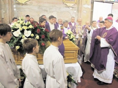 In memoriam: Mons. Valent Bogadi Mons. Valent Bogadi, ili kako ste ga ovdje zvali fr. Valent rodio se 29. sije nja 1946. godine u Vrhovcu, Ωupa Bednja u Hrvatskom Zagorju.