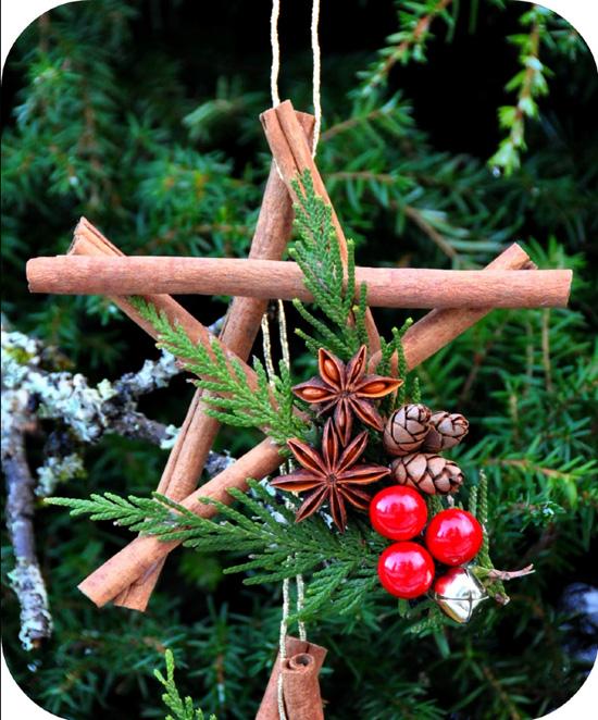 Θα χρειαστείς: μια κρεμάστρα, πιστόλι σιλικόνης, χριστουγεννιάτικες μπάλες Ξεκίνα μεταμορφώνοντας την τριγωνική κρεμάστρα σε στρογγυλή.