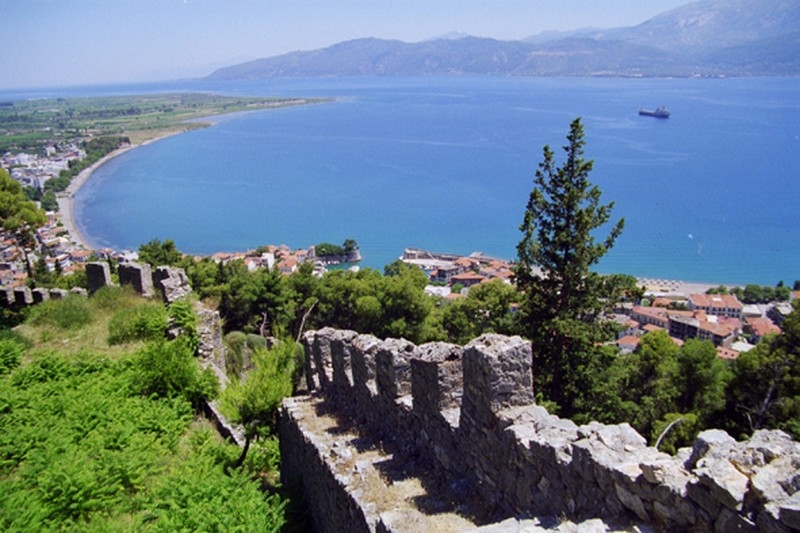 Το 1204, στη μοιρασιά που ακολούθησε την πτώση της Κωνσταντινούπολης, η Ναύπακτος παραχωρήθηκε στους Ενετούς.