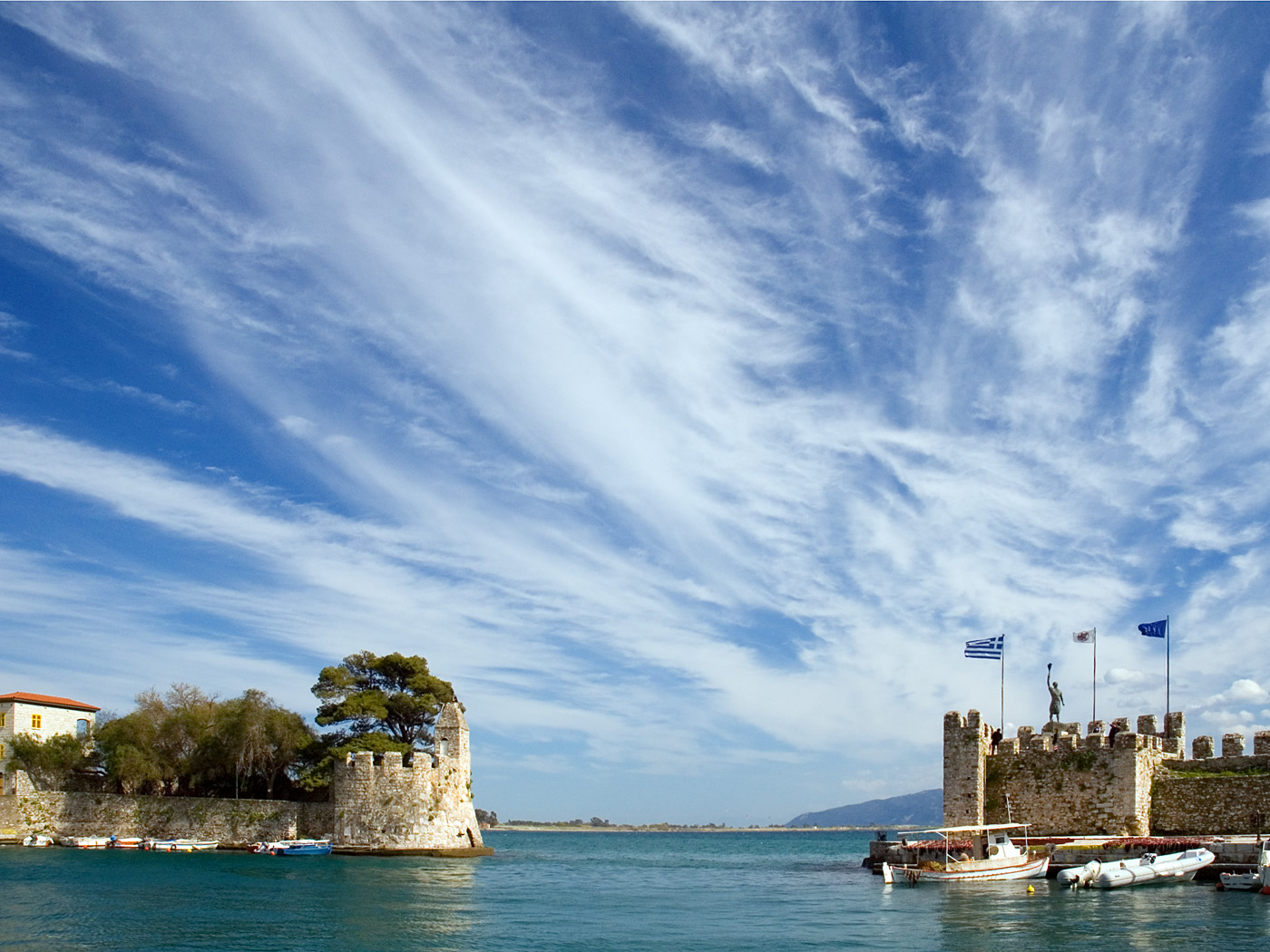 Το κάστρο αποτελείται από πέντε διαζώματα Πρώτο διάζωμα: Αρχίζει από το λιμάνι και καταλήγει στο τείχος που απλώνεται κατά μήκος του ρολογιού.