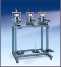 Σχ..5.Συμπιεσόμετρα (οιδήμετρα): (α) συμβατικό οιδήμετρο (β) υδραυλικό οιδήμετρο GDS που χρησιμοποιήθηκε στην παρούσα διπλωματική εργασία.