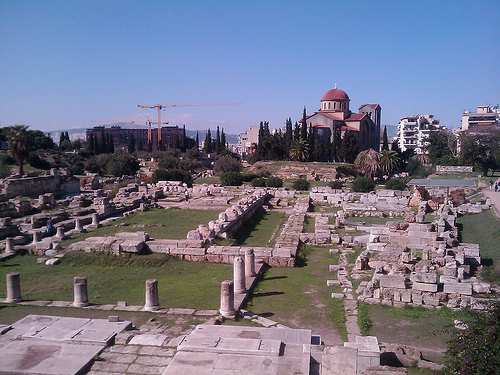 ονοµάζονται αντικείµενα συνοδεύουντον νεκρό στην µεταθανάτια ζωή του. Ανάλογα ήταν και τα στάδια δηµόσιας ταφής νεκρών των πολέµων.