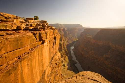 Grand Canyon Το Grand Canyon, αυτό το µεγαλόπρεπο σκηνικό µε τις αλλεπάλληλες χαράδρες, τα απόκρηµνα τοιχώµατα και τους θεόρατους βράχους µε τις αλλόκοτες µορφές, διαµορφώθηκε από τη διάβρωση που