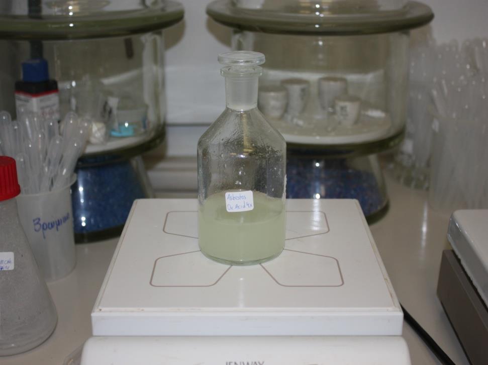 Πειραματική διαδικασία Εικόνα 10: Διάλυμα οξαλικού οξέος με αμίαντο συγκέντρωσης 0.1 Μ Πείραμα 3 (AsbestosOx.acid4X) Σε πλαστικό falcon ζυγίστηκαν 0.3 gr καθαρού χρυσοτιλικού αμιάντου.