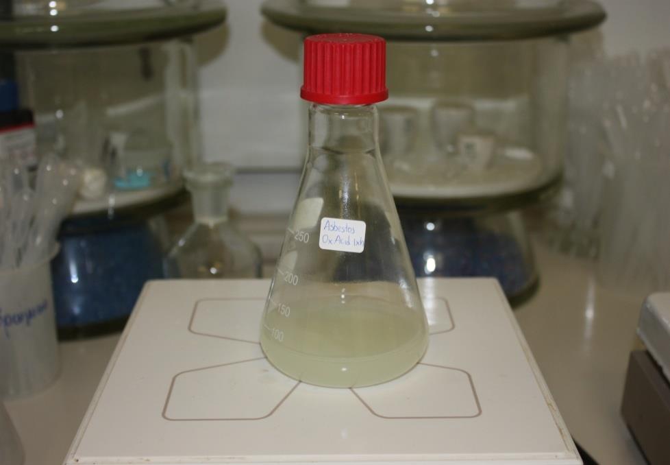 Πειραματική διαδικασία Πείραμα 4 (AsbestosOx.acid1Xh) Εικόνα 12: Διάλυμα οξαλικού οξέος με αμίαντο συγκέντρωσης 0.05 Μ με θέρμανση στους 80 ο C Σε πλαστικό falcon ζυγίστηκαν 0.