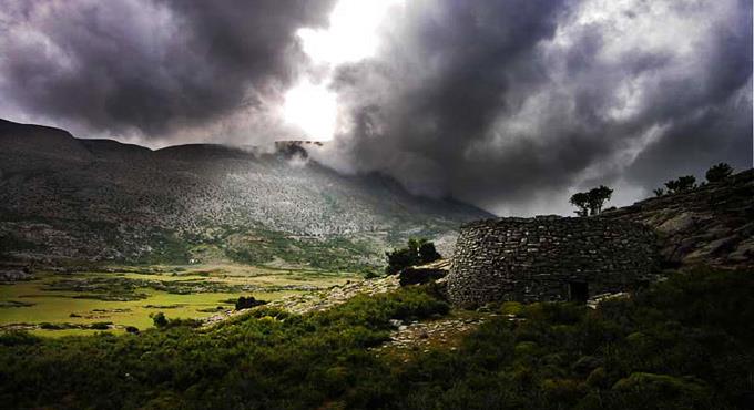 ανάλυση περιοχης Το τοπίο ιδωμένο μέσα από το βλέμμα του μύθου και της μνήμης ιδανικοποιείται,μέσα από μια διαδικασία αναγνώρισης και υποβολής του επισκέπτη.