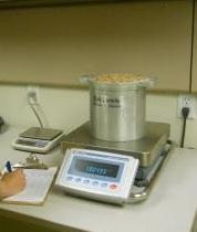 ΠΟΙΟΤΙΚΟΣ ΕΛΕΓΧΟΣ PELLETS (BULK DENSITY) 1. Μέτρηση της πυκνότητας (kg/m³) Η πυκνότητα των σύμπηκτων επηρεάζει τη θερμική αγωγιμότητα τους και ως εκ τούτου και το χρόνο ανάφλεξής τους.