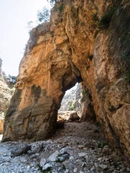 11 LES GORGES D IMBROS Les gorges d'imbros sont très prisées par les randonneurs en Crète après les gorges de Samaria. Elles sont plus faciles et moins longues (environ 8 km) que celles de Samaria.