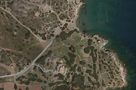 7 Au premier plan les fouilles actuelles de la nécropole et à l arrière plan le site d Itanos πόλης και διεξήγαγε τη πρώτη ανασκαφική έρευνα στο χώρο.