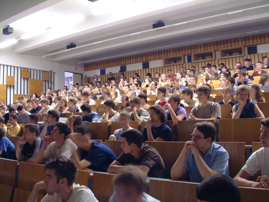 ISSN 1337-7795 XIII, 2008, 3 Váţení naši čitatelia FL, vstup do nového školského roku bol pre učiteľov základných a stredných škôl poznačený odštartovaním reformy.