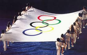 Η Ολυμπιακή σημαία Το 1913 ο Γάλλος Βαρόνος Πιερ ντε Κουμπερτέν σχεδίασε την Ολυμπιακή σημαία, που συμβολίζει την ενότητα των πέντε ηπείρων κάτω από το Ολυμπιακό πνεύμα.