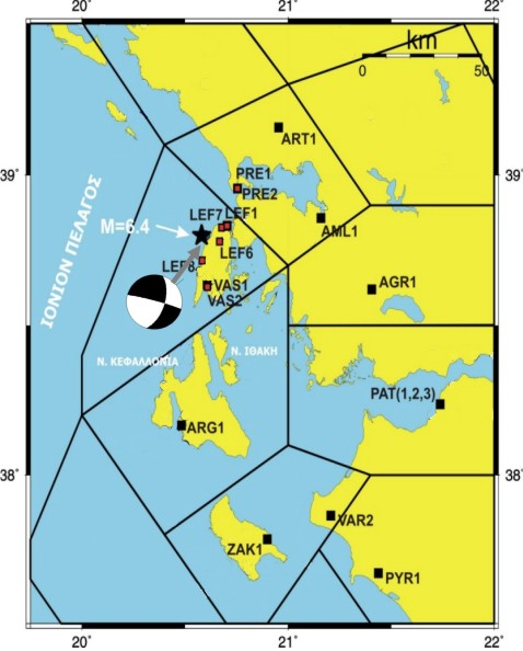 Σχήμα 2. Σταθμοί καταγραφής ισχυρής δόνησης σεισμού Λευκάδας 23, επίκεντρο (άστρο), μηχανισμός γένεσης σεισμού και σεισμικές ζώνες ευρύτερης περιοχής (Δημητρίου και συν., 24). Figure 2.